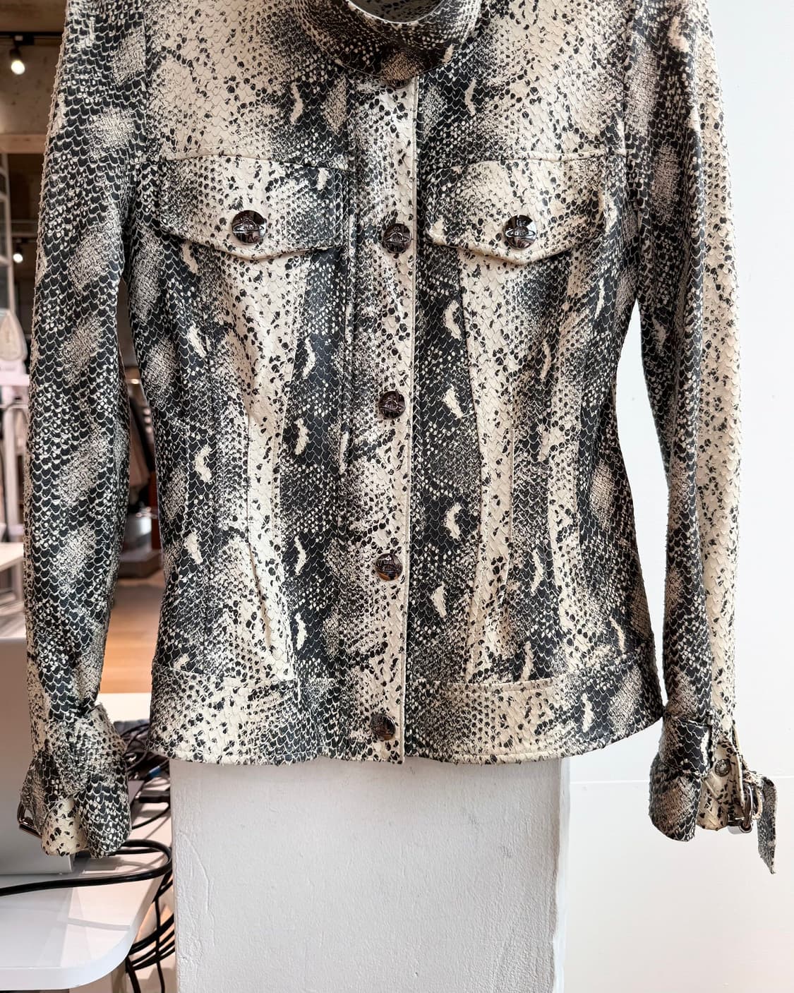 비비안 웨스트우드 옐로우 스네이크스킨 프린팅 램스킨 자켓  상품이미지6