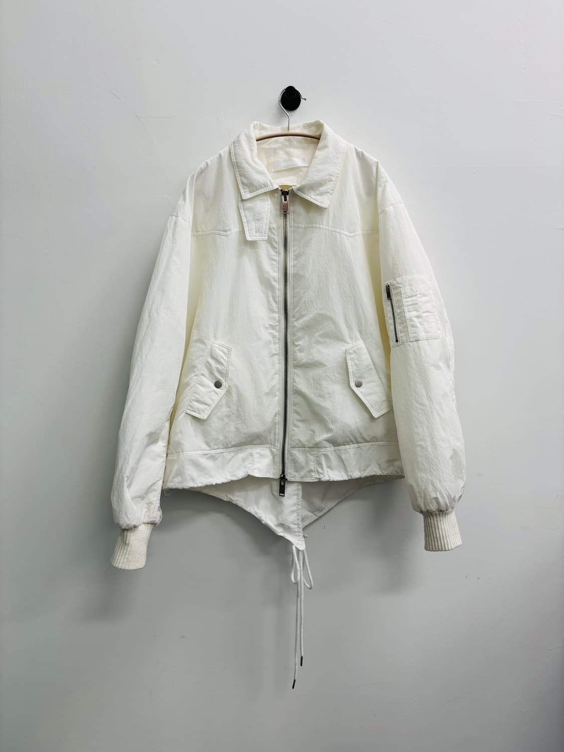 WESKEN(웨스켄) 피쉬테일 디테일 화이트 봄버 자켓 상품이미지1