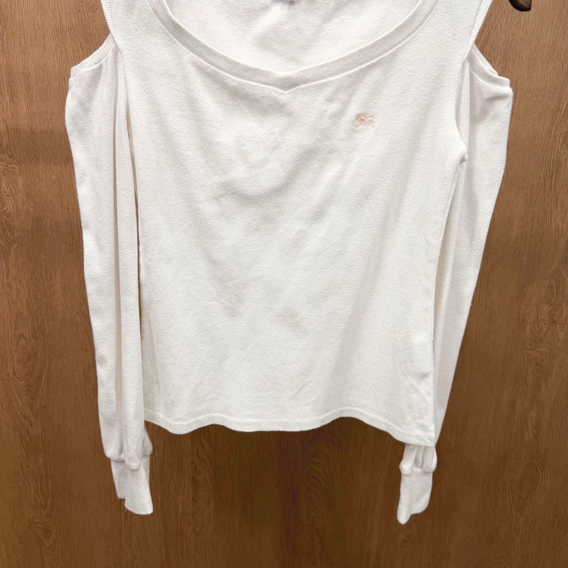 버버리 블루 라벨 오프숄더 맨투맨 컷아웃 핑크 로고 자수 디테일 화이트 상품이미지5