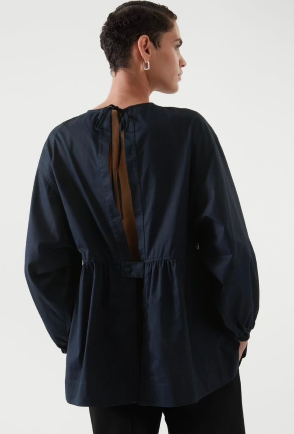 COS_오픈백 튜닉탑 상품이미지3