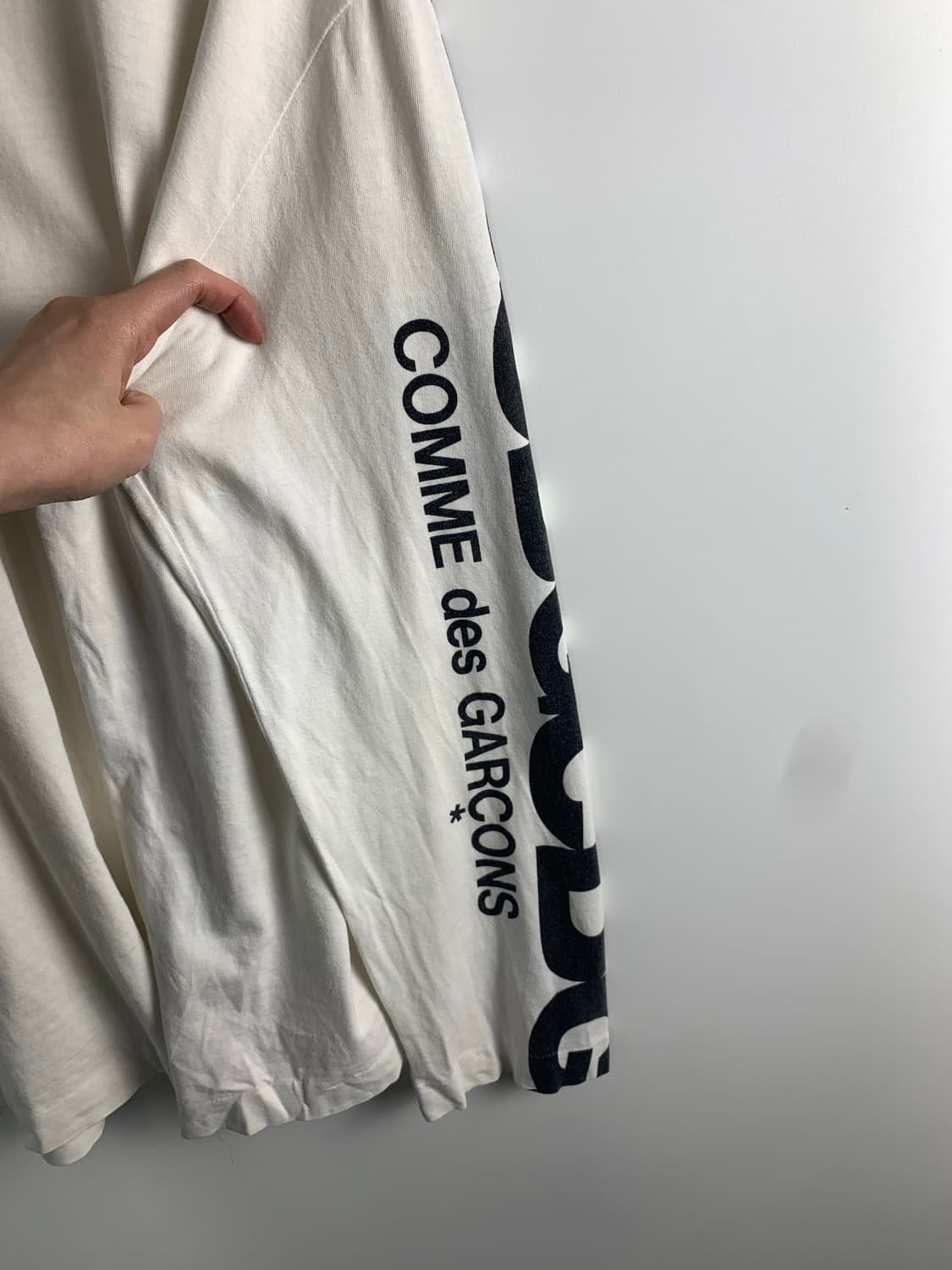 꼼데가르송 스펠아웃 화이트 롱 슬리브 긴팔티 상품이미지3