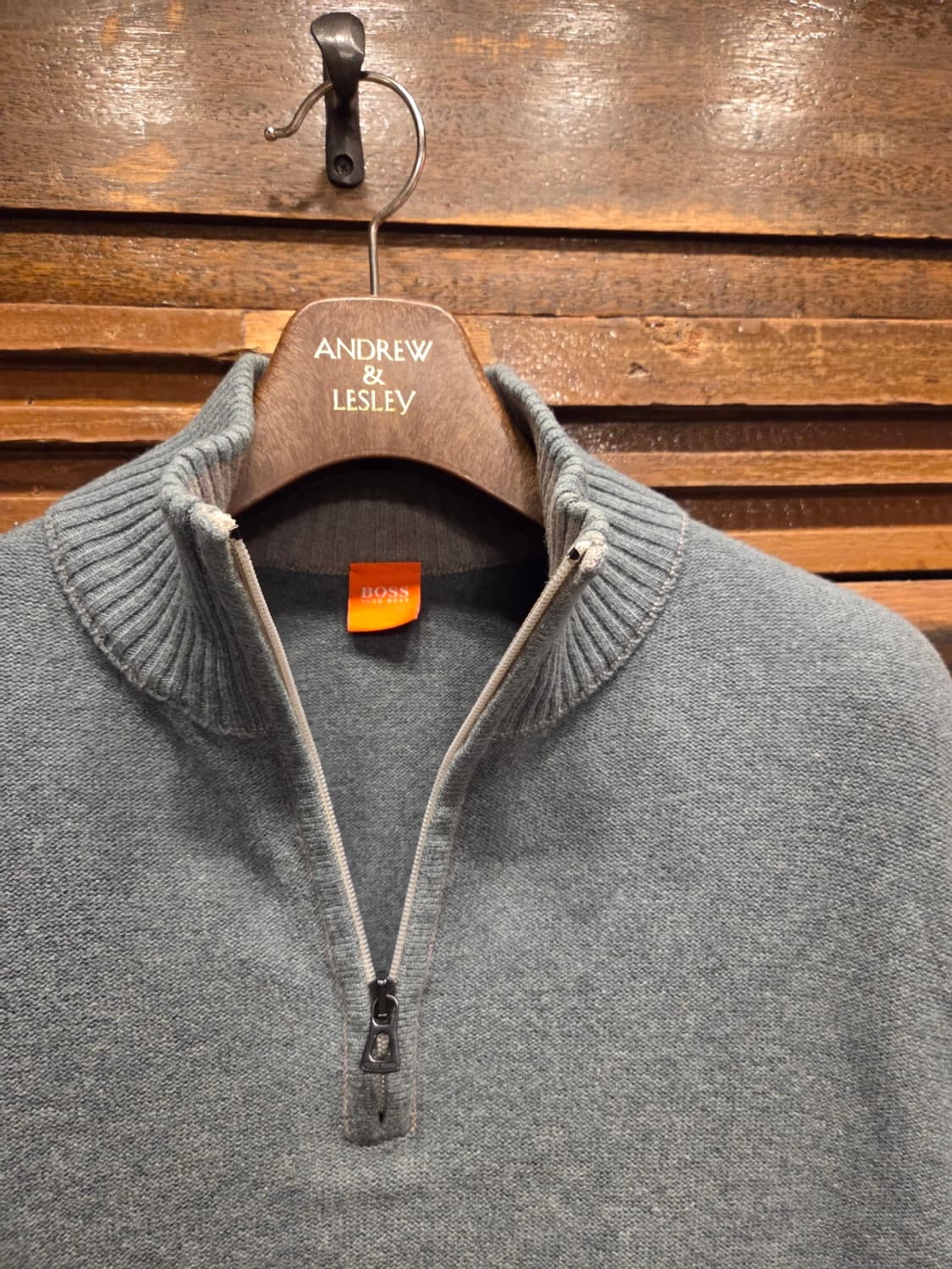 휴고보스 오렌지라벨 짚업니트 상품이미지6