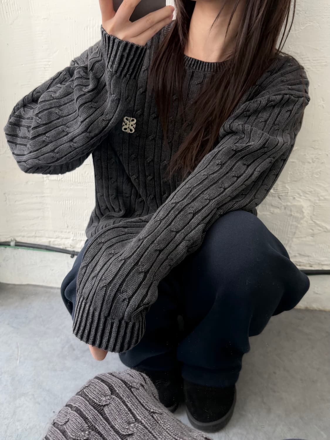 Satur 새터 자수 로고 워싱 차콜 코튼 케이블 니트 상품이미지1