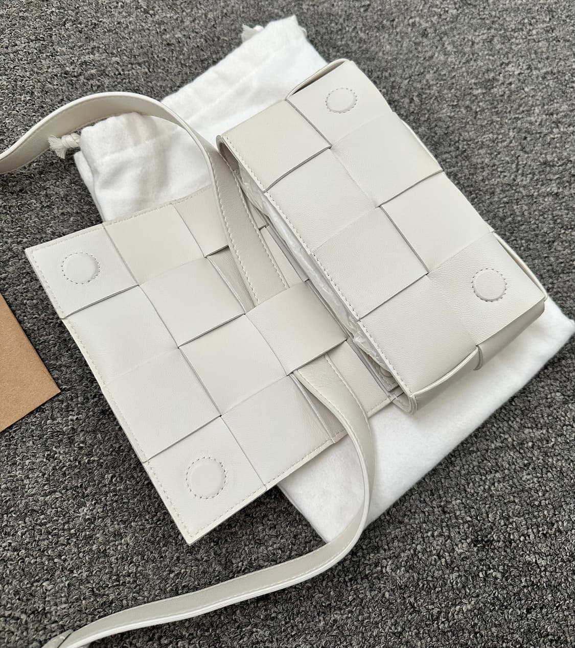 보테가베네타 카세트백 화이트 상품이미지4