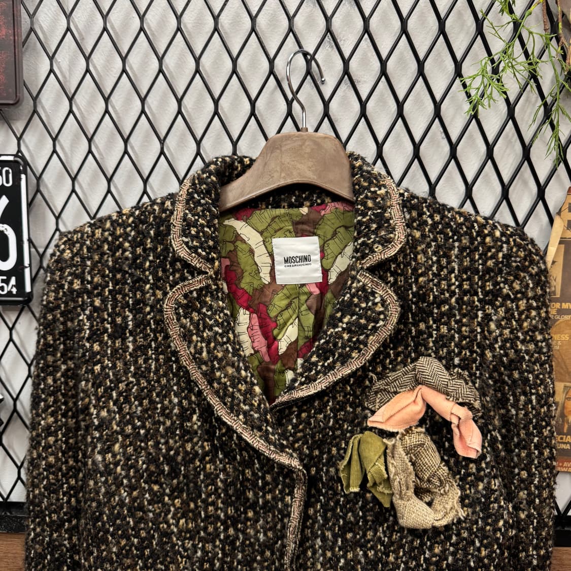 모스키노 칩 앤 시크 트위드 자켓 전면 입체 리본 포인트 다크브라운 상품이미지3