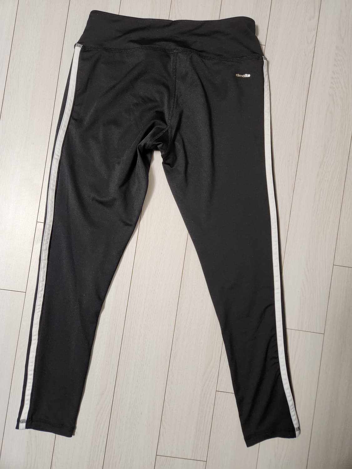 새상품급)아디다스 손나은 레깅스 aj9366 사이즈s

여러 중고사이트에 상품이미지3