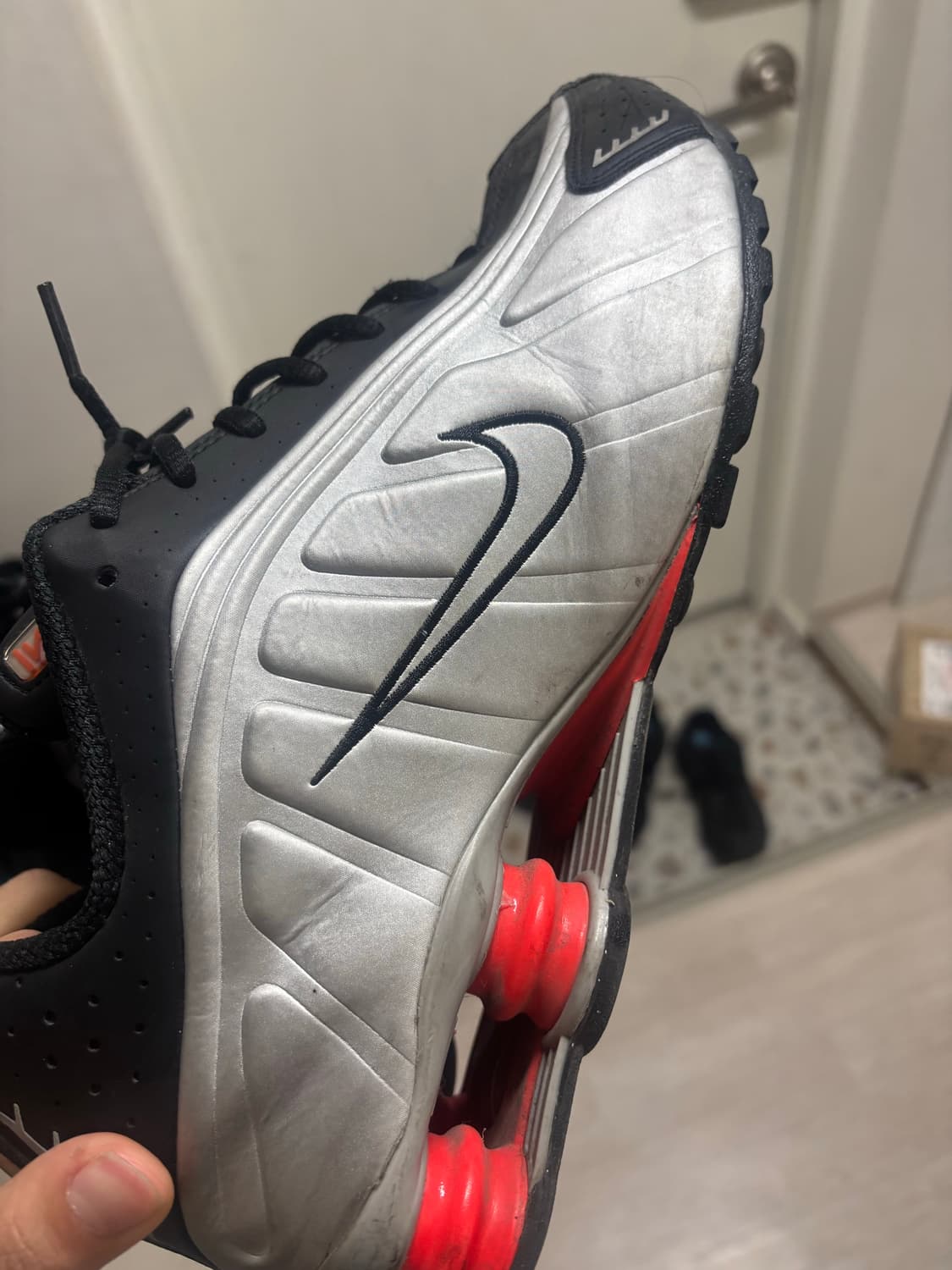 나이키 샥스 r4 블랙 앤 메탈릭 실버 290 상품이미지1