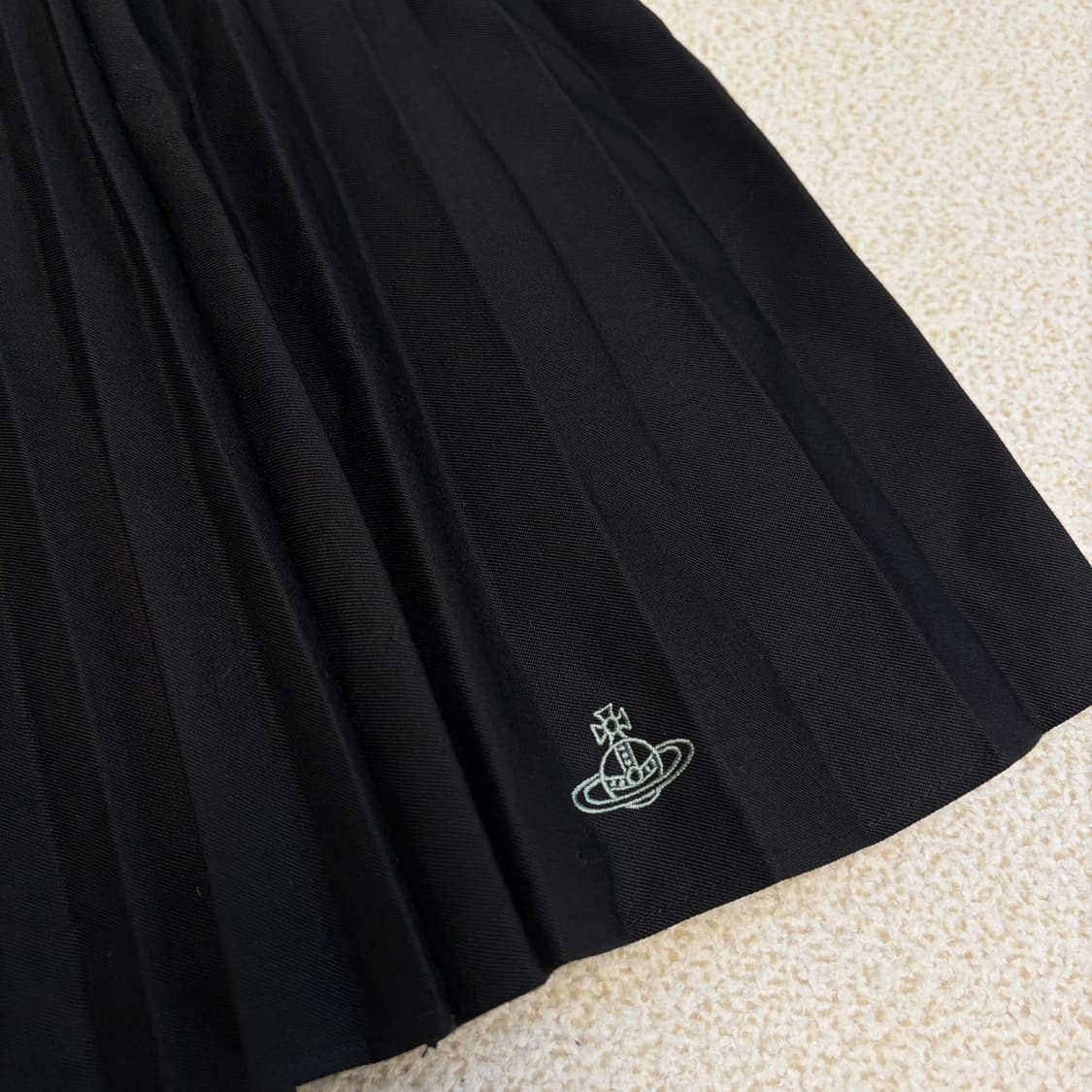 비비안웨스트우드 블랙 플리츠 미니 스커트 상품이미지3