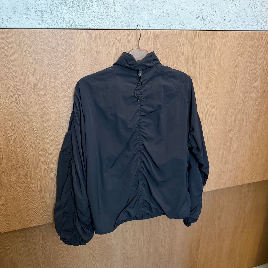 쿠어 하이넥 윈드 브레이커 집업 백 셔링 스트링 디테일 블랙 상품이미지2