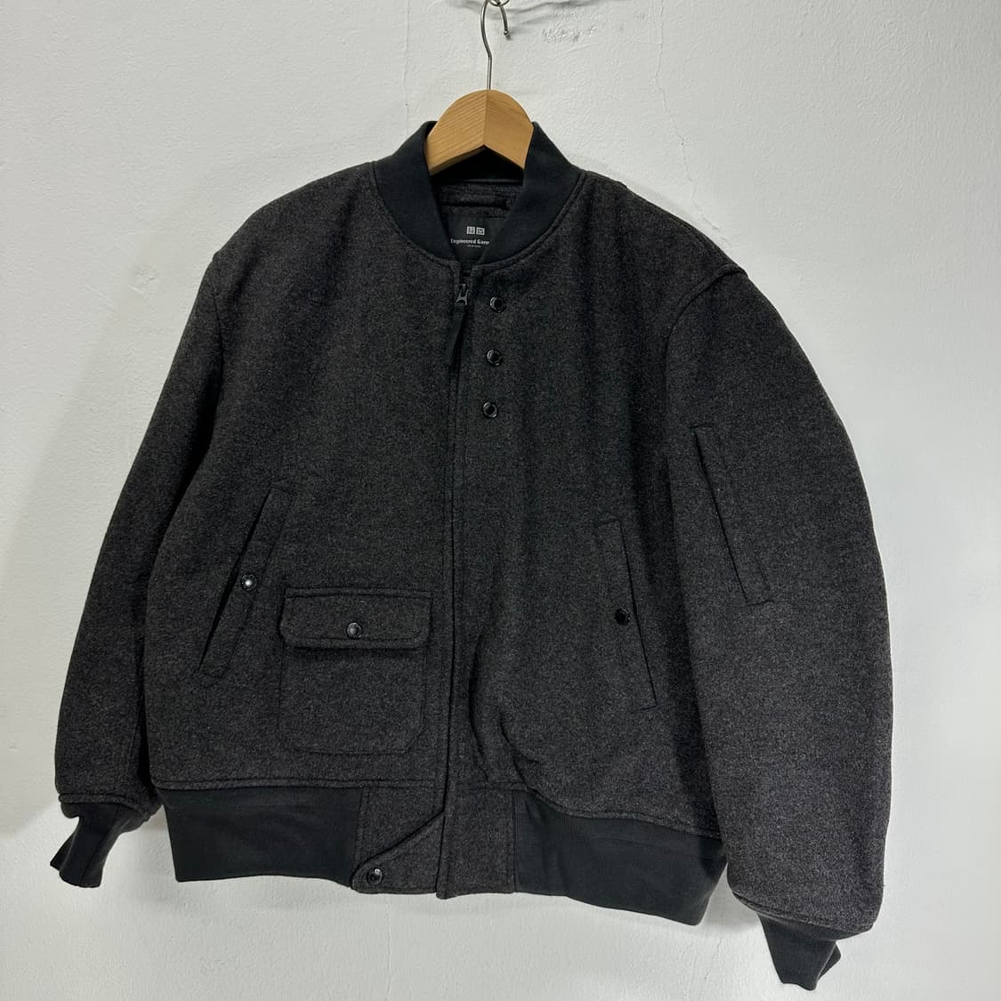 L 유니클로 엔지니어드가먼츠 차콜 블루종 봄버 자켓 상품이미지1