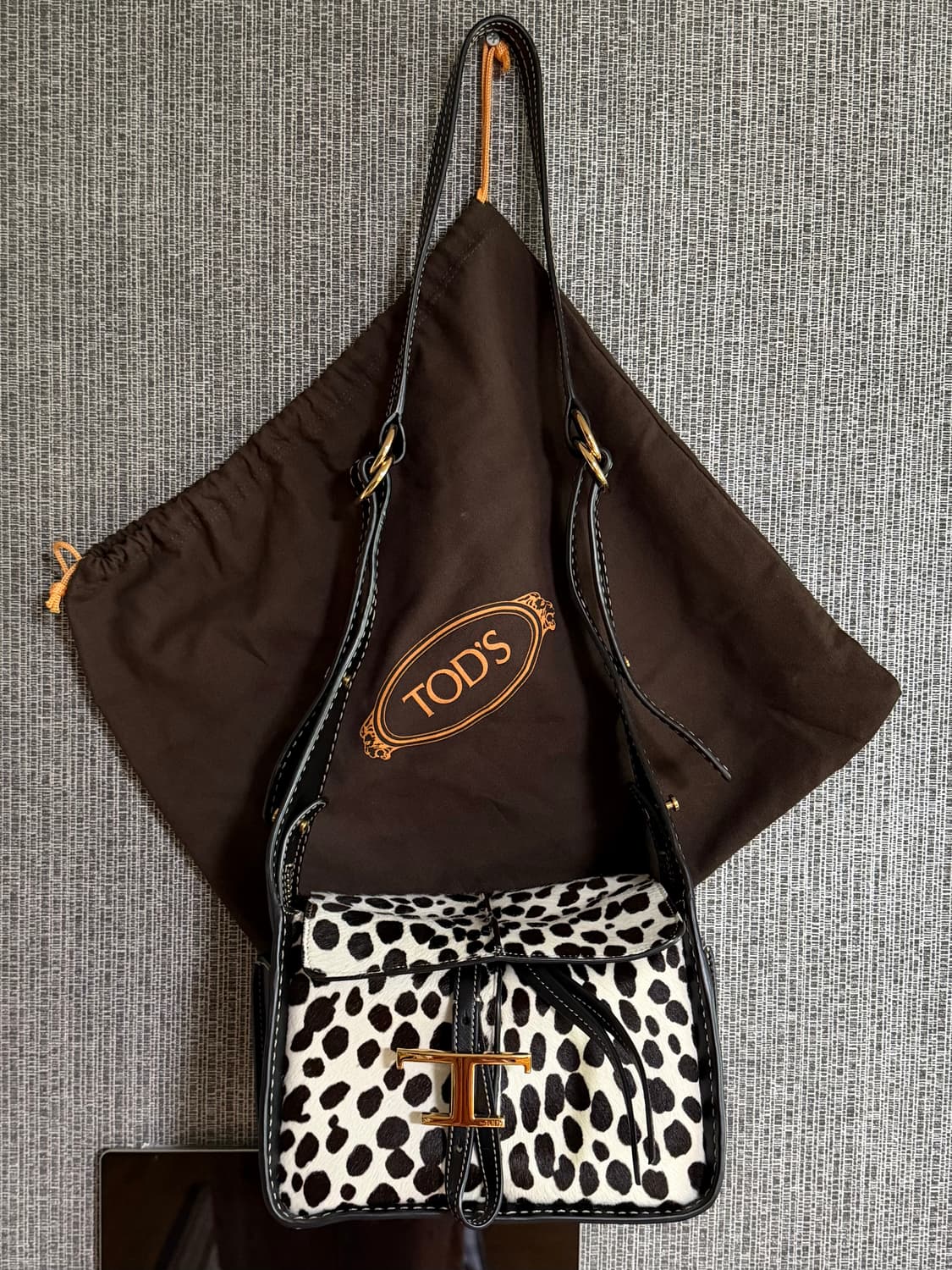 토즈 TOD'S 타임리스 팬던트 달마시안 송치 가죽 숄더백 명품 정품 상품이미지1