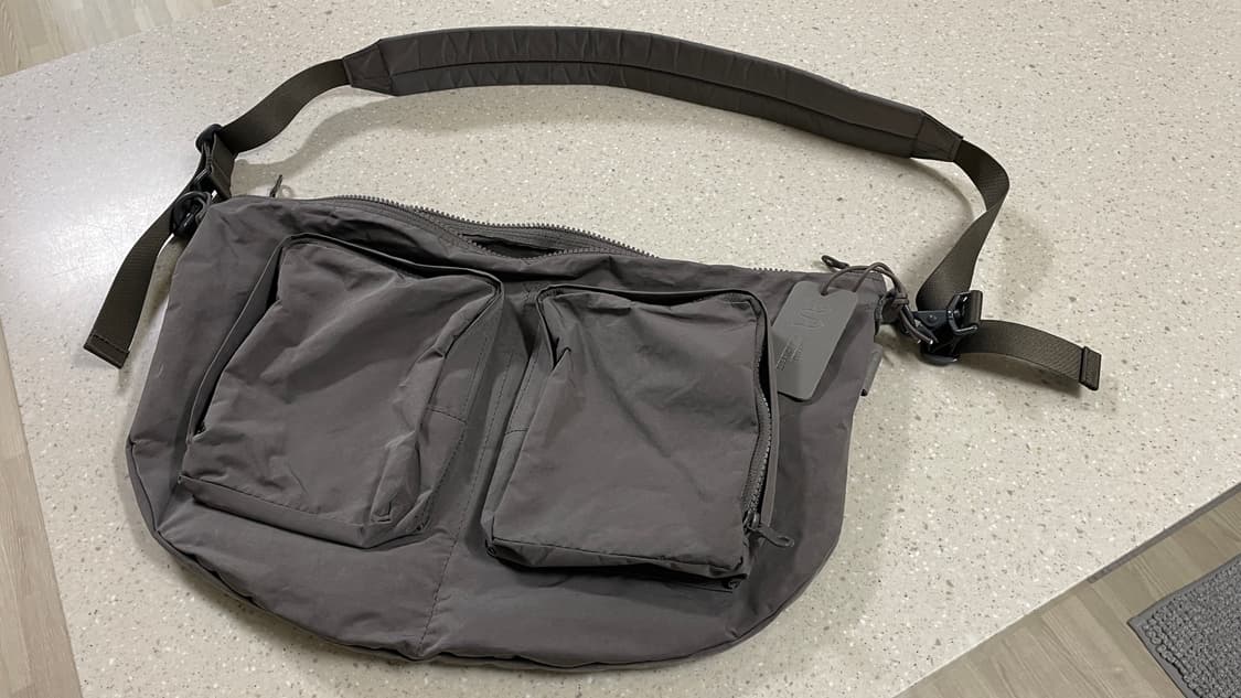 아미아칼바 바디백 그레이 색상 판매합니다. 상품이미지1