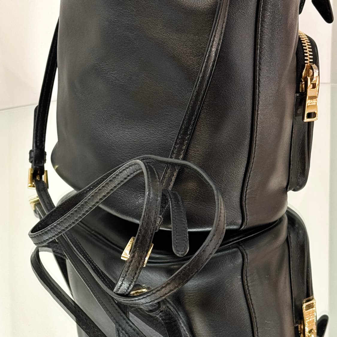 [정품] 프라다 삼각로고 듀엣 레더 버킷백 블랙 1BH038 상품이미지5