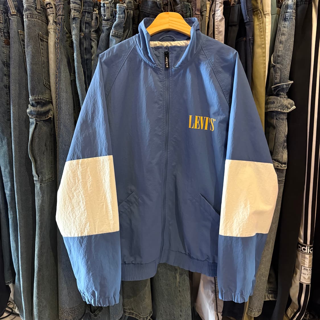 리바이스 올드스쿨 백 빅로고 바람막이 상품이미지3