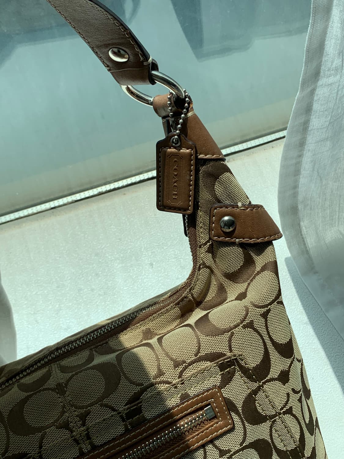 Coach Signature Medium Shoulder Brown 🤎 상품이미지4