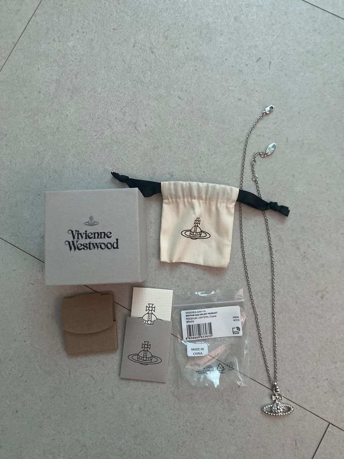 비비안 웨스트우드 메이페어 바스 릴리프 펜던트 실버 상품이미지1