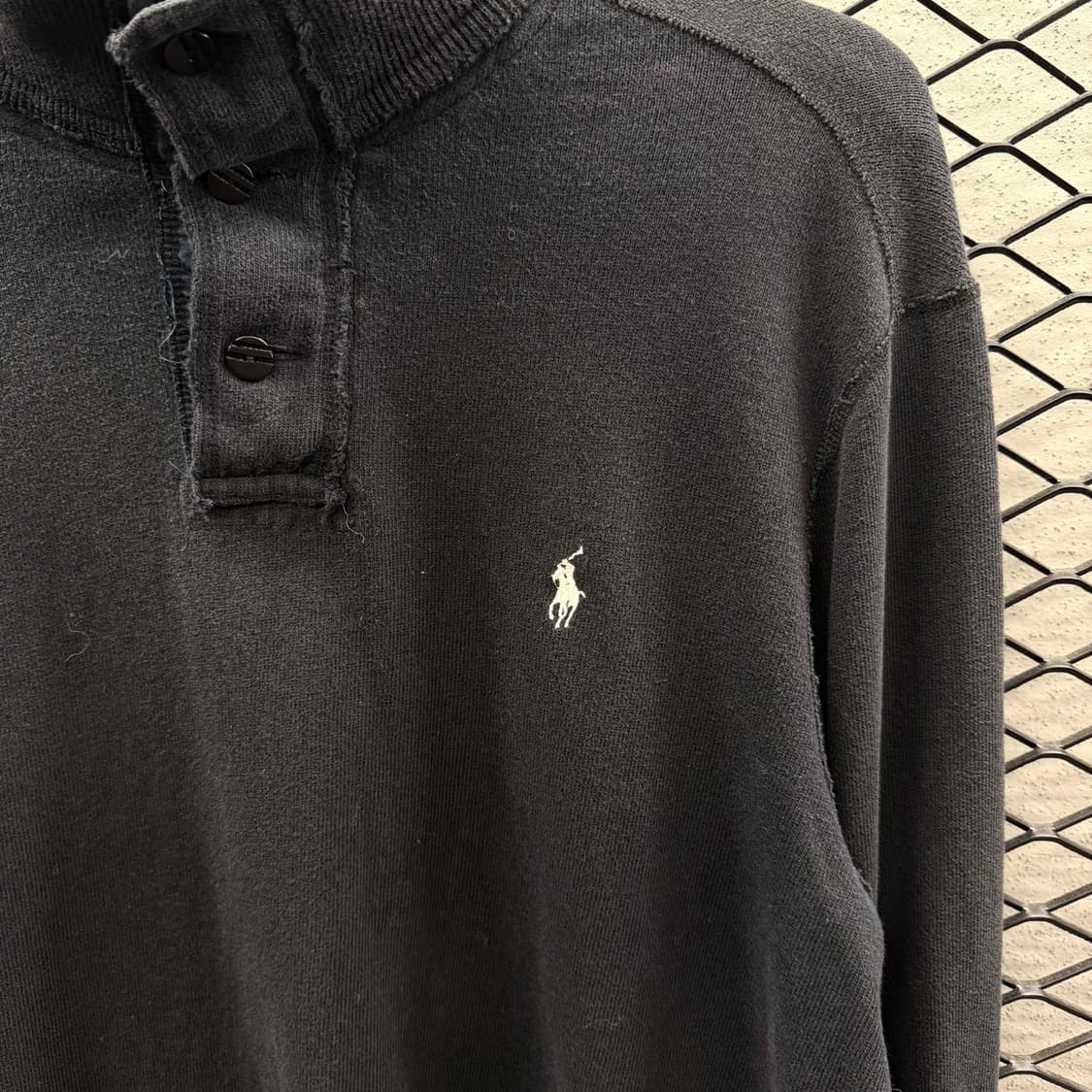 폴로 랄프로렌 코튼 모크넥 니트 포니자수 암패치 디테일 블랙 상품이미지6