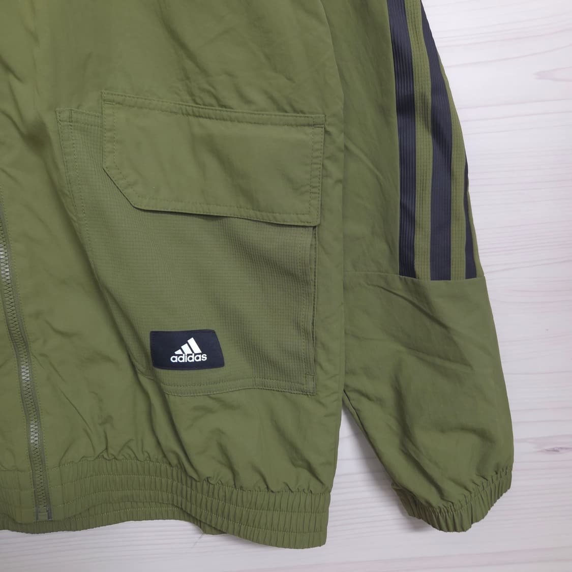 남 77 아디다스 (새상품) 카키 바람막이 점퍼 상품이미지2