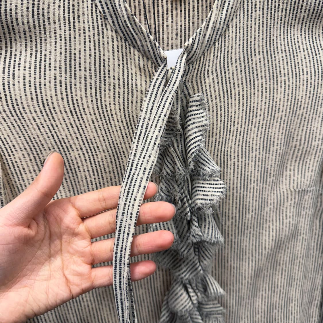 토리버치 블라우스 도트 스트라이프 패턴 프론트 러플 타이 디테일 아이보리 상품이미지6