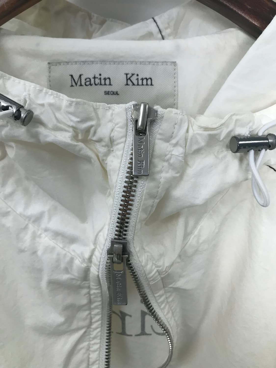 마땡킴 화이트 코팅 크롭 후드 자켓 상품이미지5