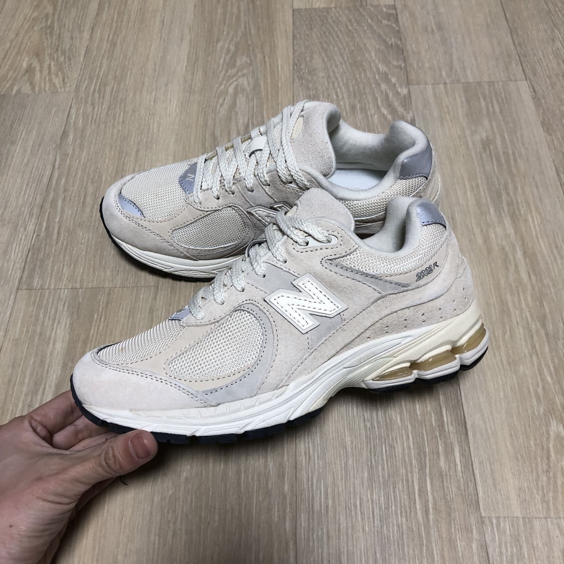 (230) 뉴발란스 New balance 2002R 베이지 러닝화 상품이미지1