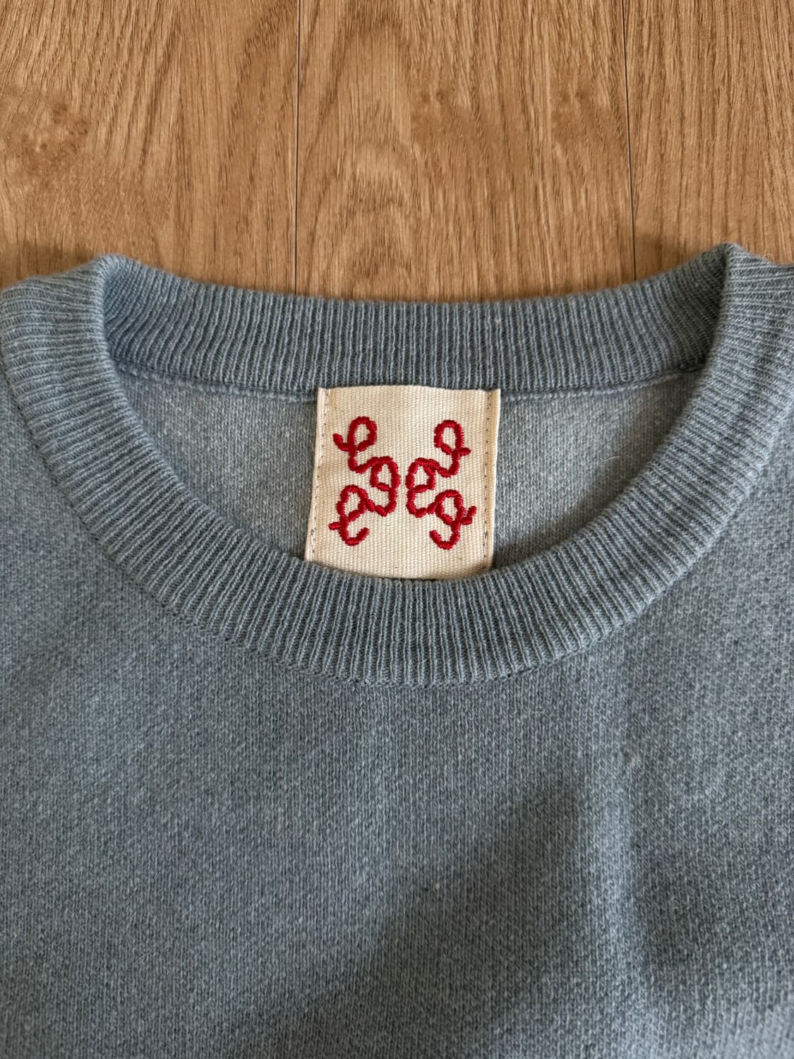 999휴머니티 램스울 로고 크루넥 니트 에메랄드 블루 팔아요! 상품이미지6