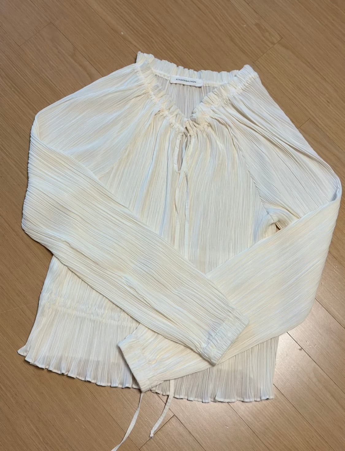 킨더살몬 FW23 Shirring Blouse 셔링 블라우스 상품이미지8