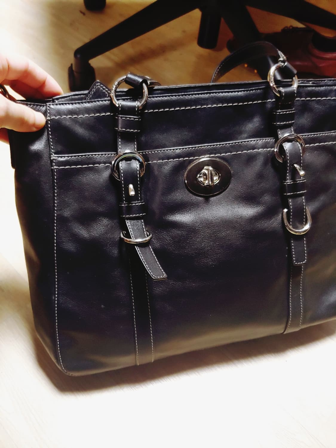 체형 커버 블랙 코치 미디움 백 상품이미지1