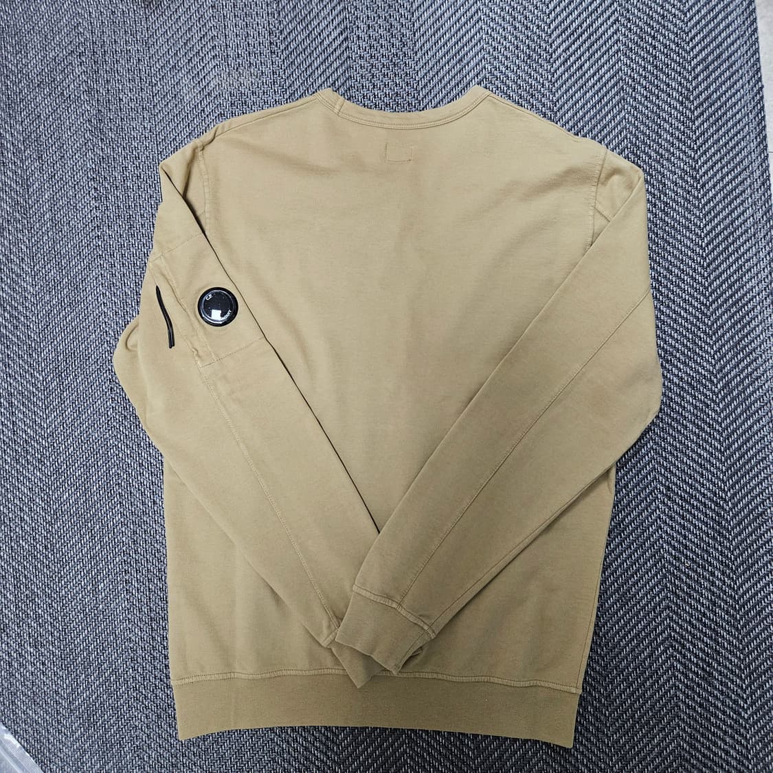 Cp컴퍼니 렌즈와펜 맨투맨 L 택없는 새거 상품이미지1