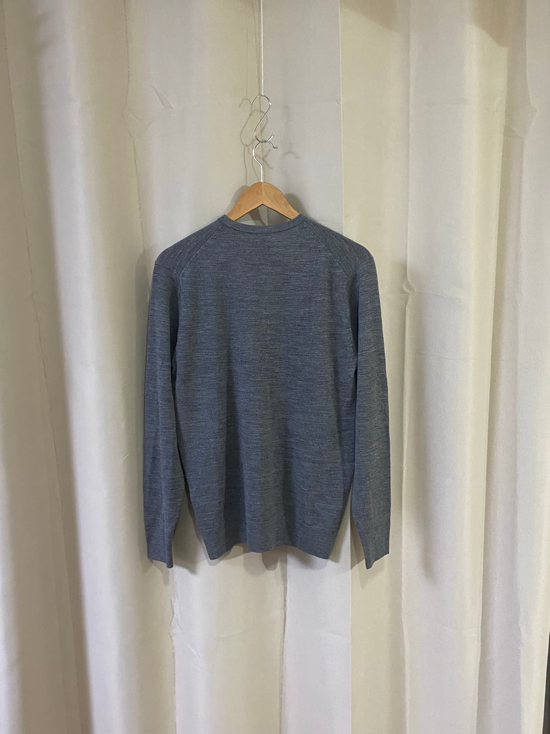 Uniqlo merino wool v-neck knit 상품이미지2