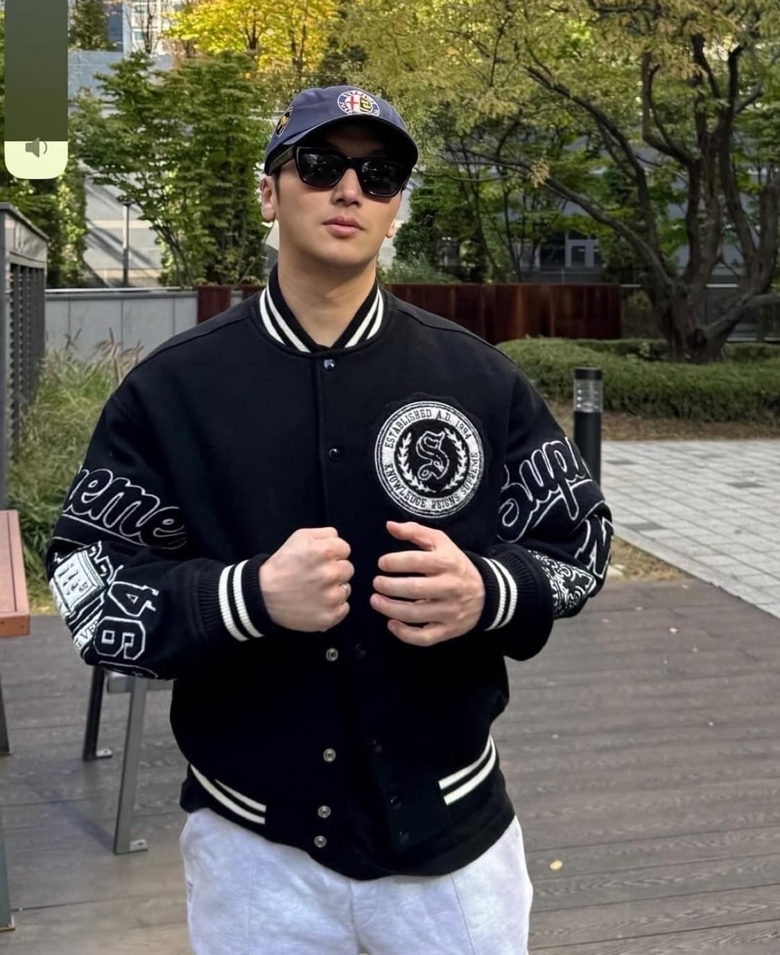 슈프림 베리타스 바시티 자켓 블랙 - 24FW 상품이미지2