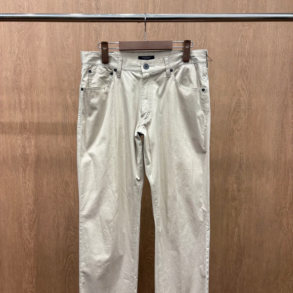 버버리 런던 코튼 스트레이트 팬츠 각인 버튼 레더 패치 디테일 베이지 상품이미지4