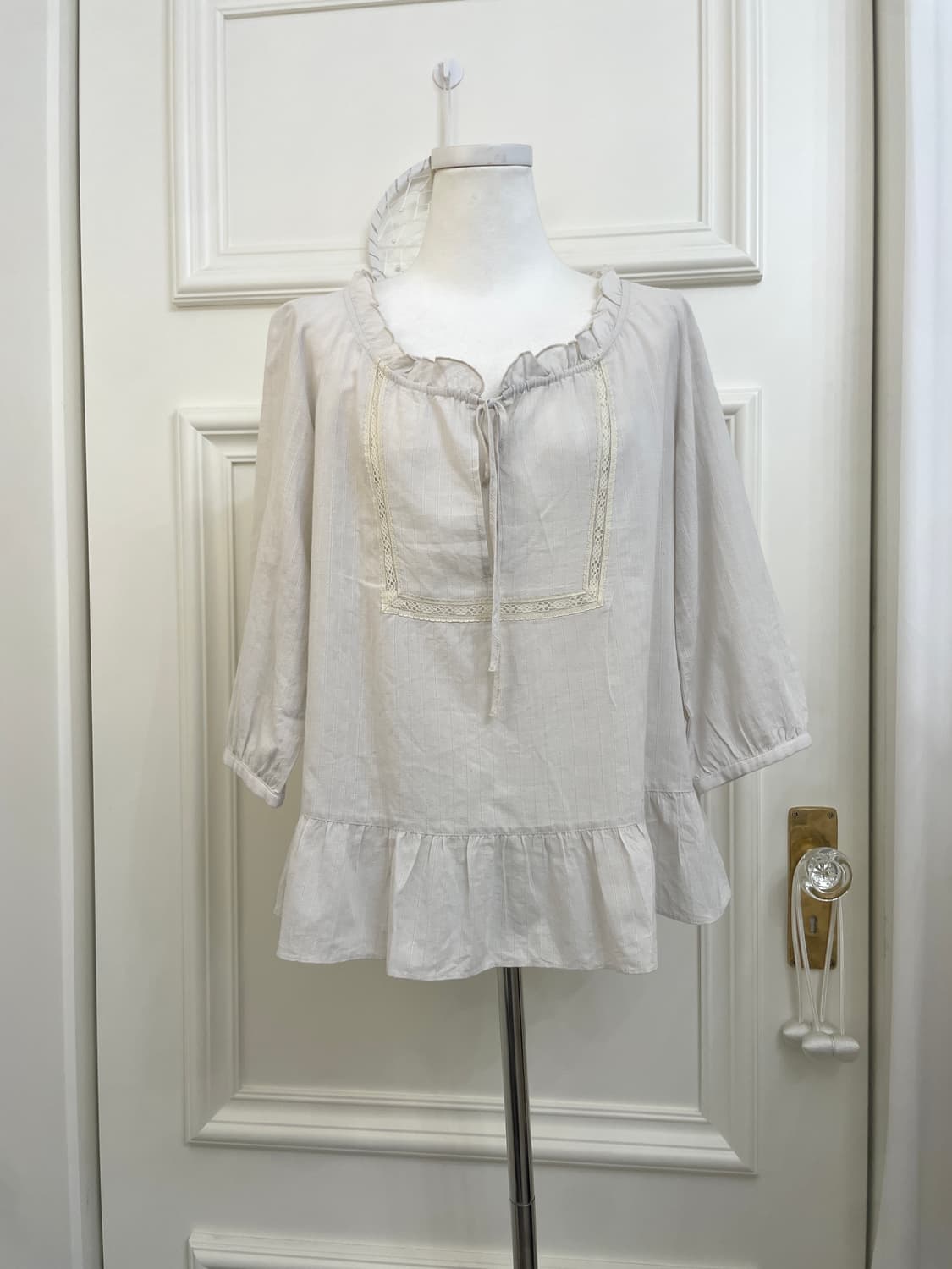 gray cotton lace point bow blouse 상품이미지1