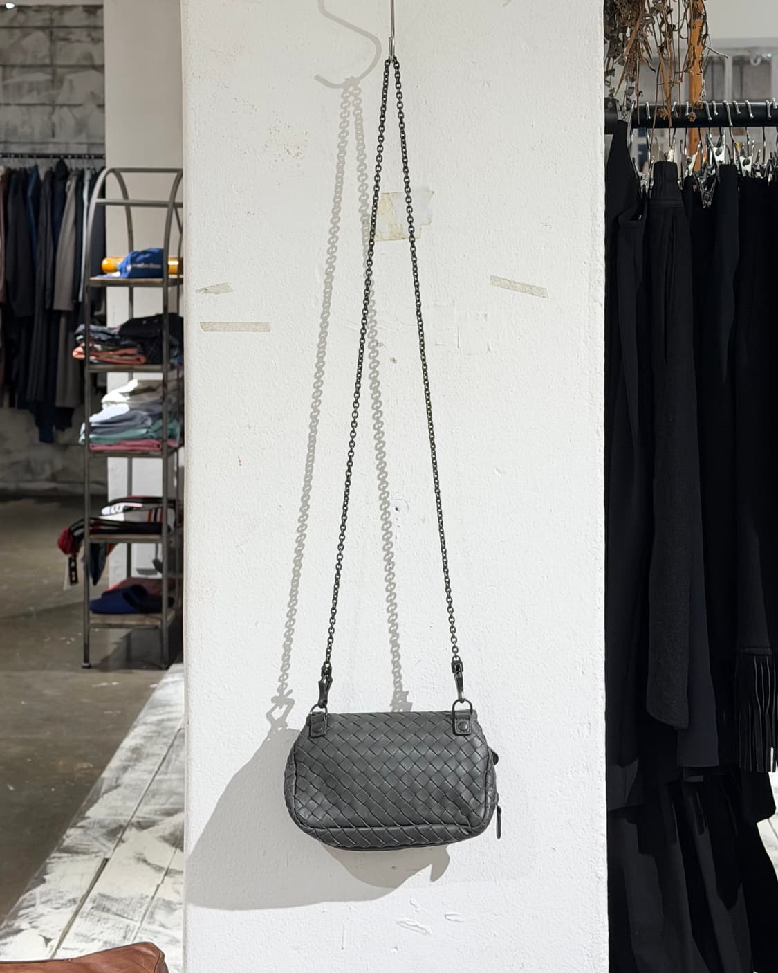 보테가 베네타 차콜 인트레치아토 나파 미니 체인 크로스백 상품이미지4