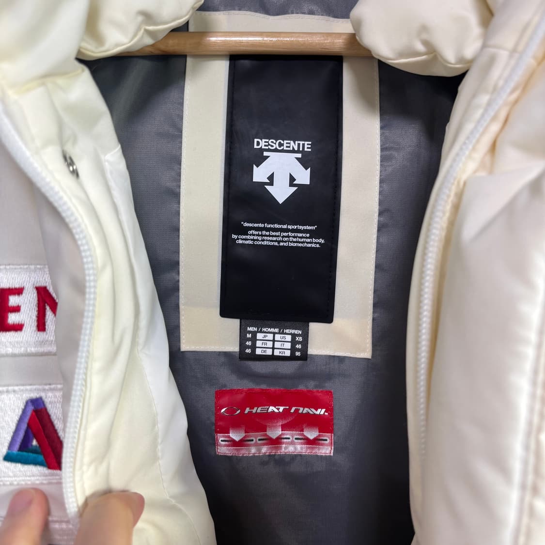 데상트 아우디 스위스 스키팀 덕다운 패딩 화이트 상품이미지4