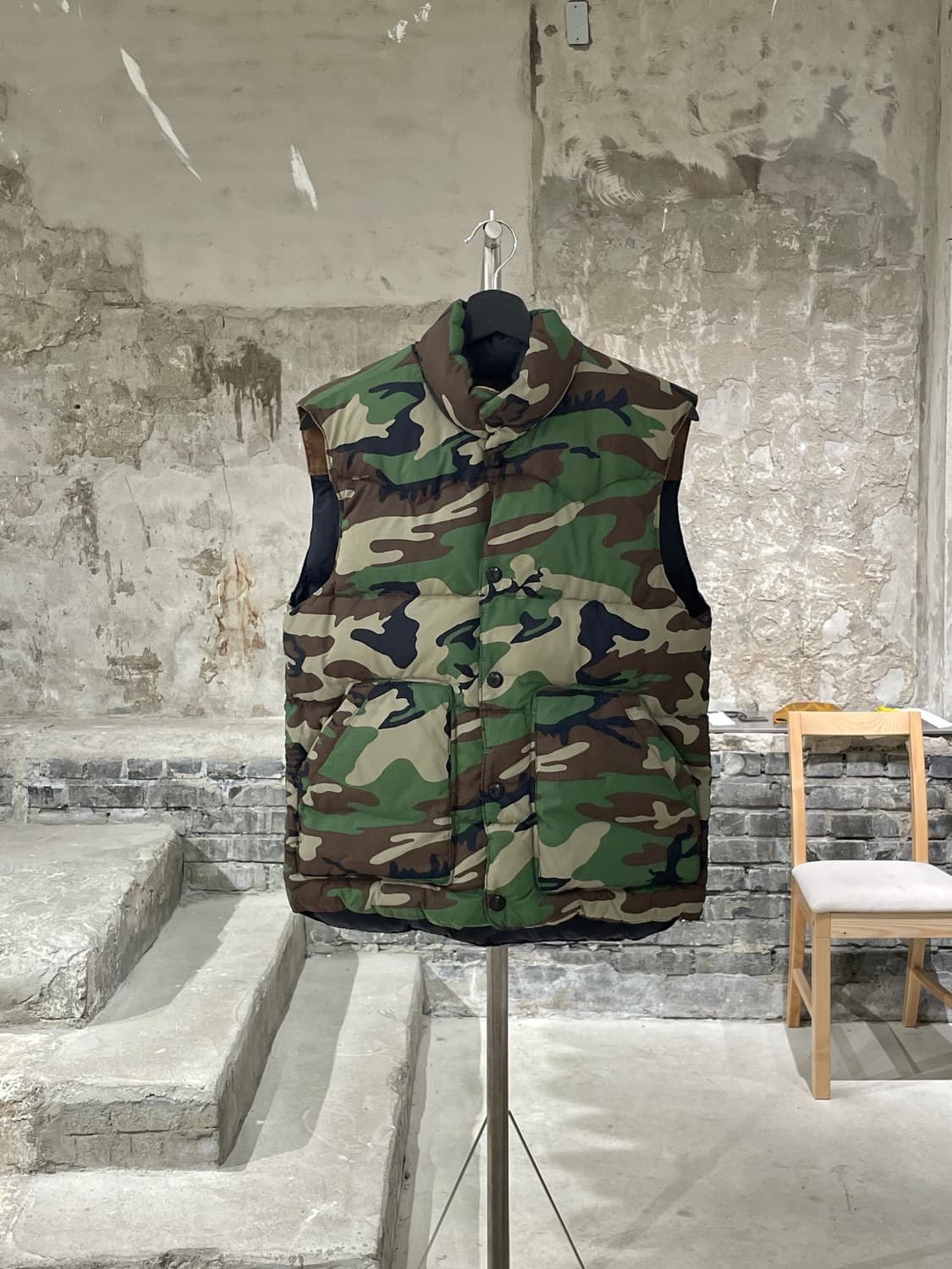 데님 앤 서플라이 랄프로렌 블랙 앤 카모 리버시블 덕 다운 베스트 상품이미지5