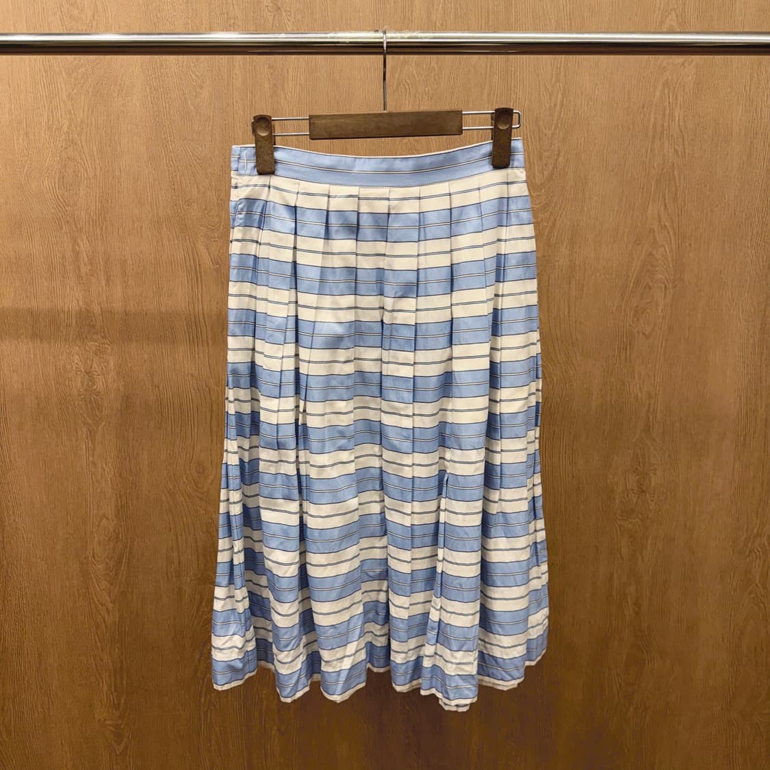 마가렛호웰 플리츠 롱 스커트 스트라이프 패턴 사이드 버튼 디테일 블루 상품이미지3