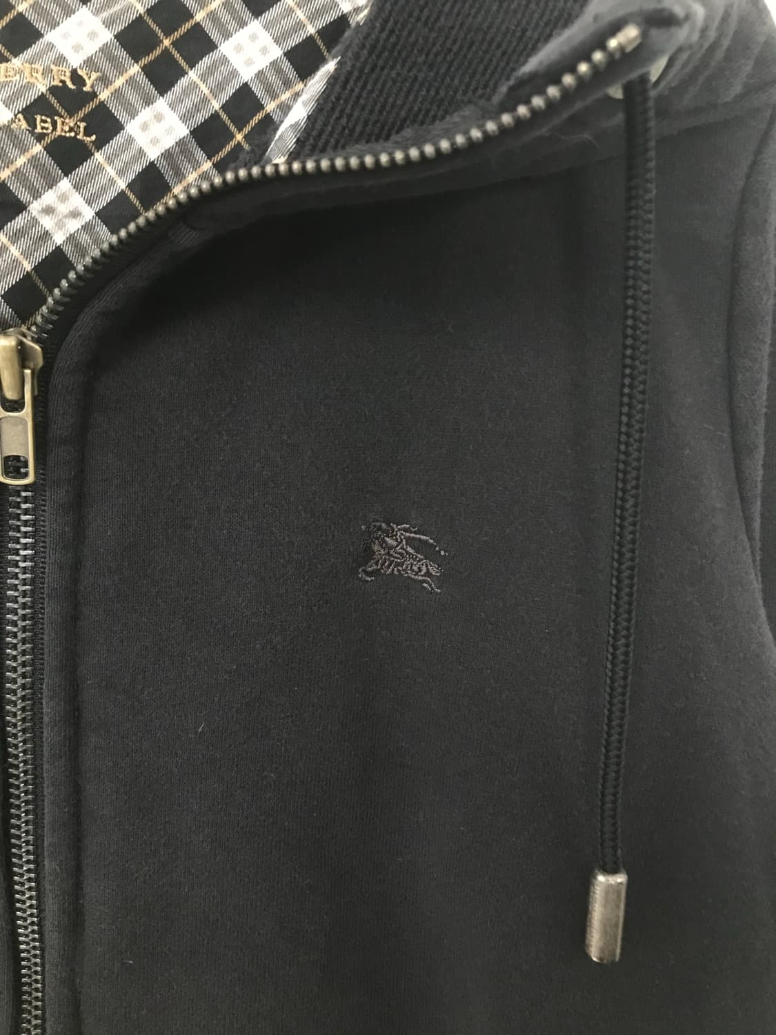 버버리 블루라벨 자수로고 블랙 후드집업 상품이미지4