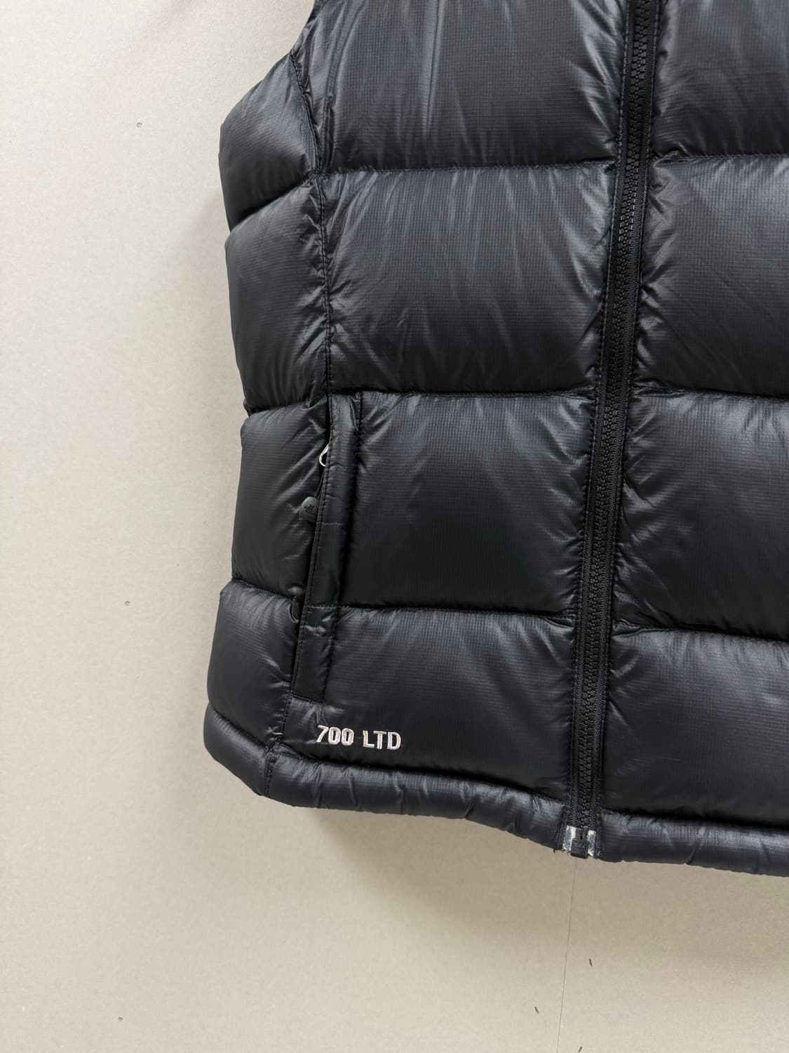 여성 S / 노스페이스 700 LTD 눕시 패딩조끼 블랙/베이지 상품이미지3