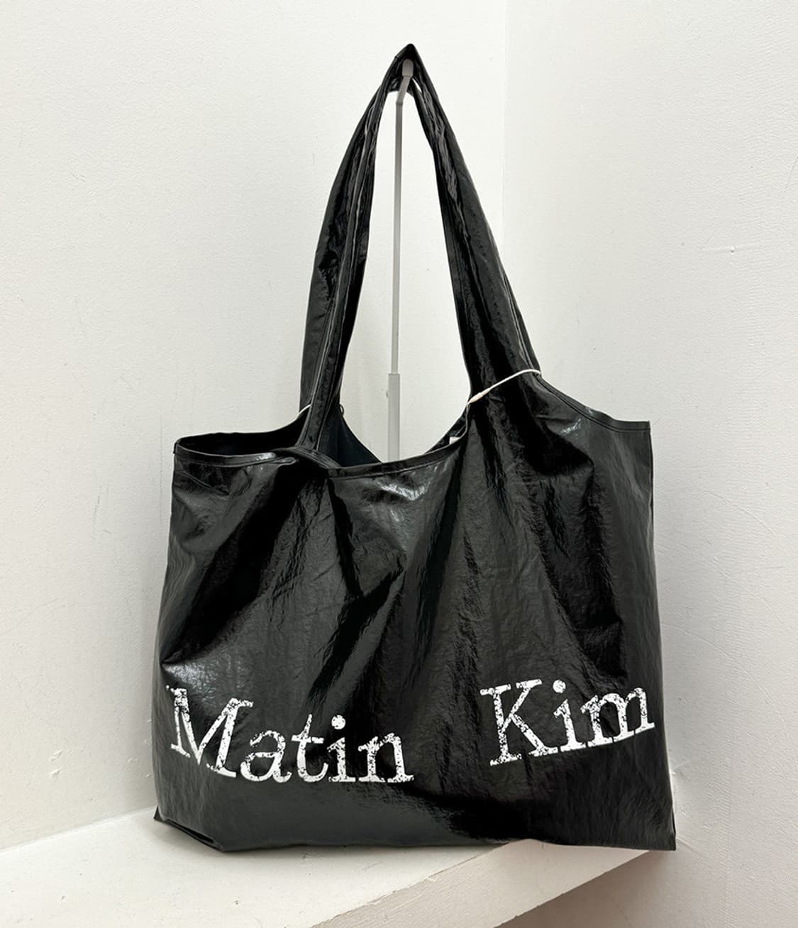 (새상품)마땡킴 크랙 로고 글로시 에코백 블랙 상품이미지2