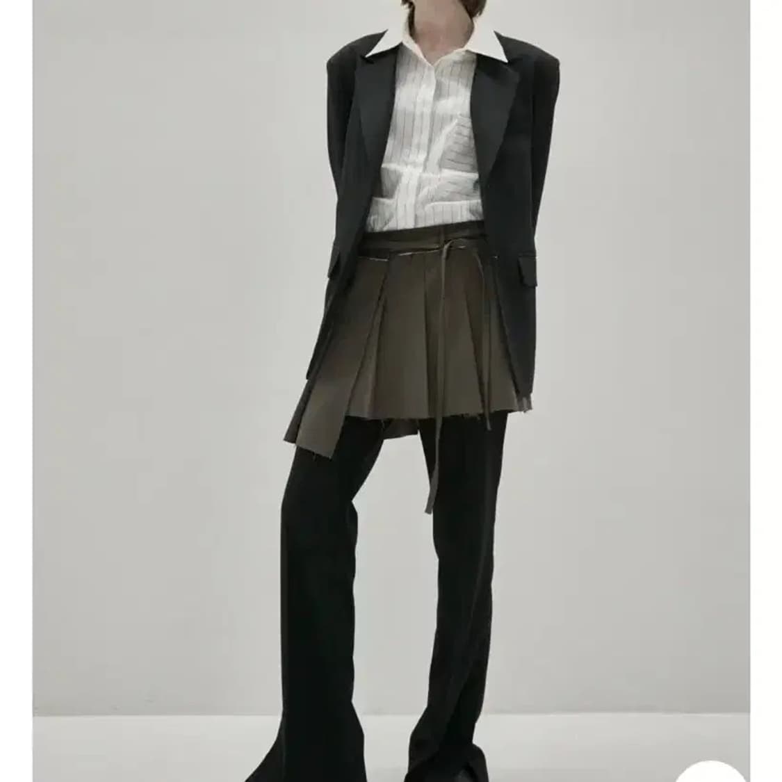 [인사일런스 우먼] 컷오프 플리츠 랩스커트 브라운 상품이미지5