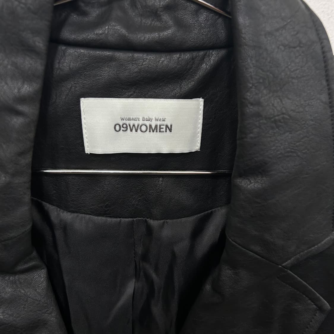 09우먼 쓰리버튼 오버핏 비건레더 블레이져 상품이미지3