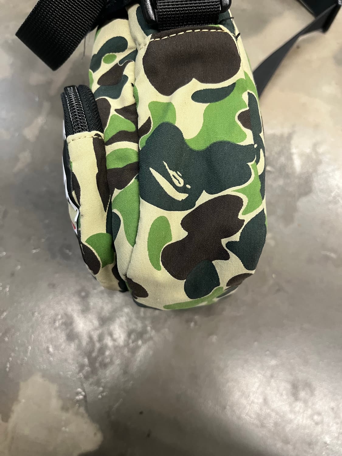 베이프 샤크 미니 크로스백  상품이미지3