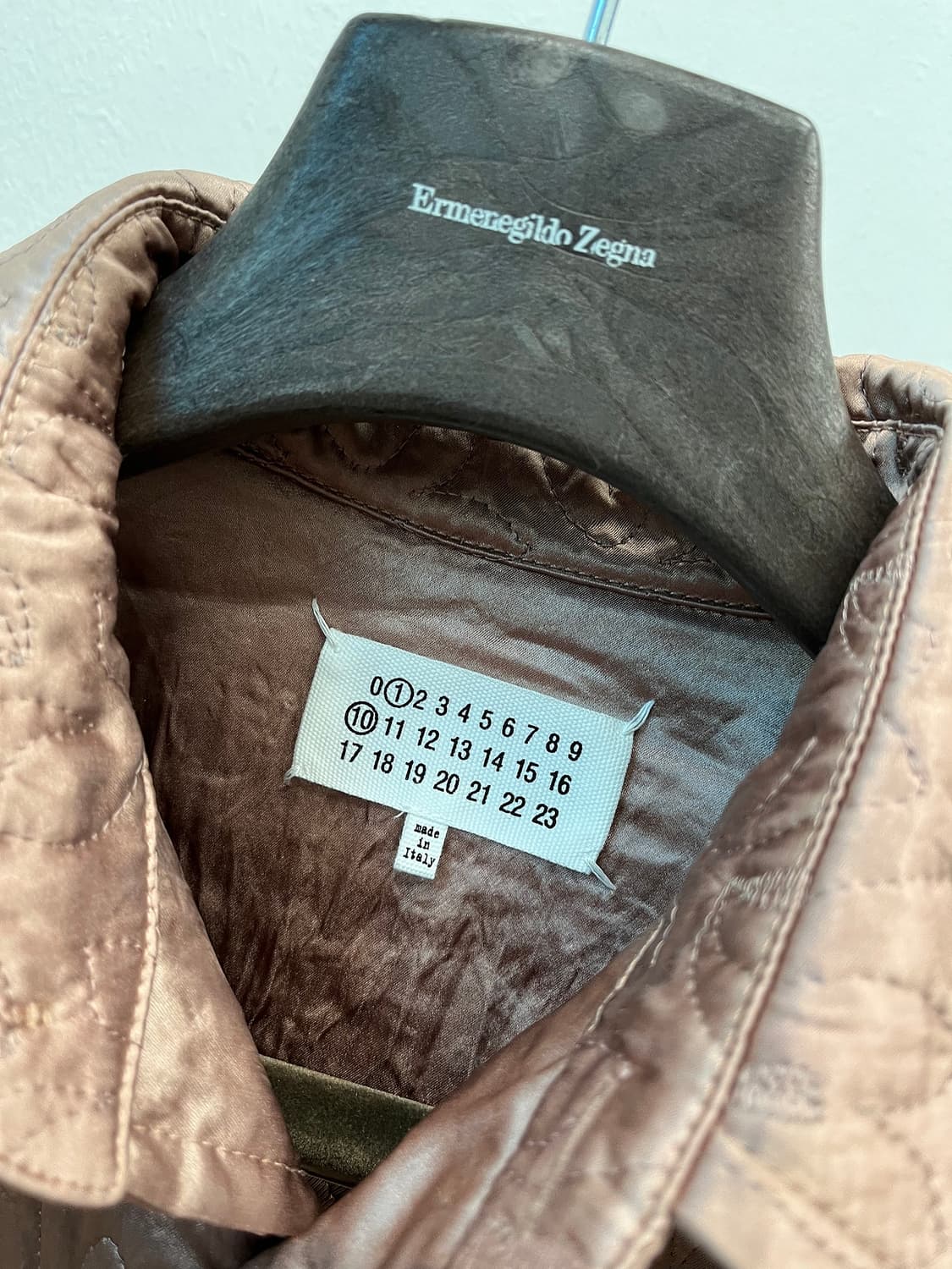 105) 마르지엘라 신형 새틴 오버 퀼팅자켓  상품이미지6