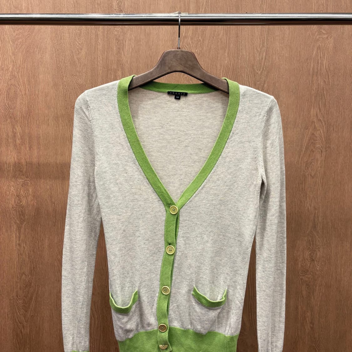 띠어리 브이넥 긴팔 코튼 캐시미어 가디건 그린 컬러 트리밍 라이트 그레이 상품이미지4