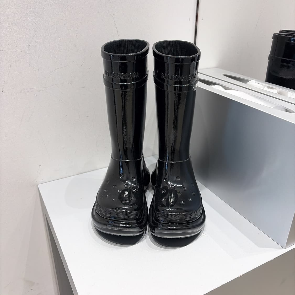 (정품/새상품) 발렌시아가 X 크록스 여성 블랙 유광 러버 부츠 상품이미지1