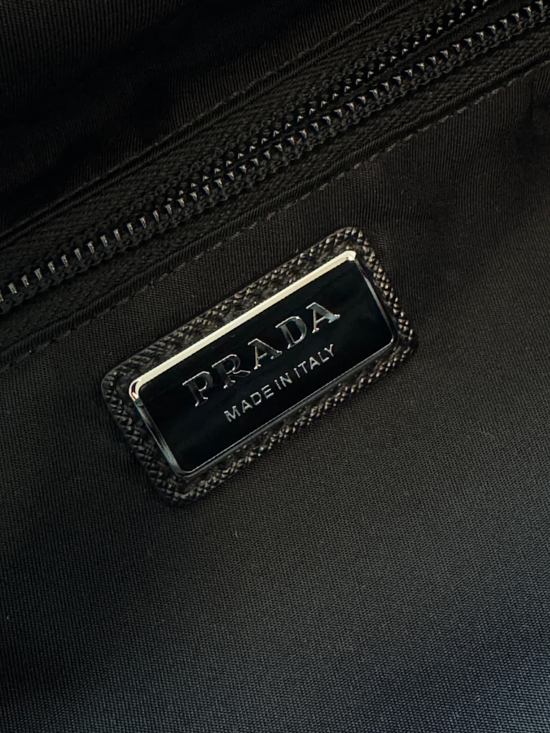 [국내매장판] 프라다 바이커백 미디움 상품이미지9