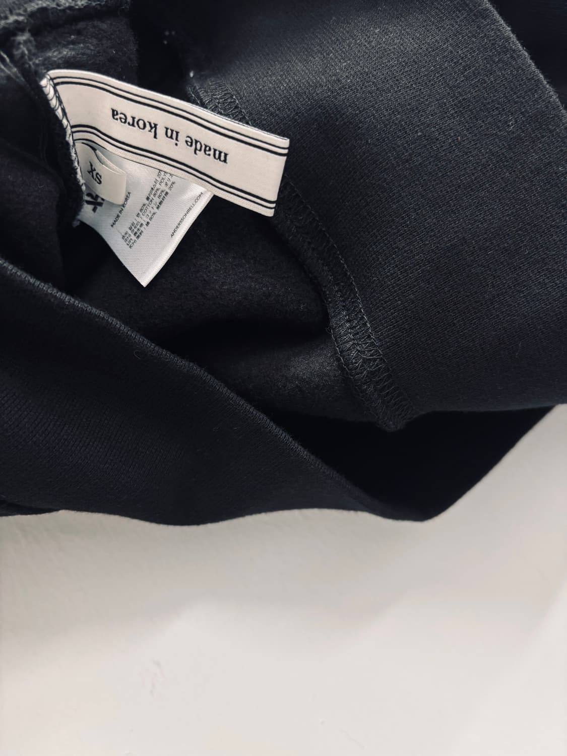 앤더슨벨(Andersson Bell) 언밸런스 스티치 크롭 맨투맨 상품이미지5