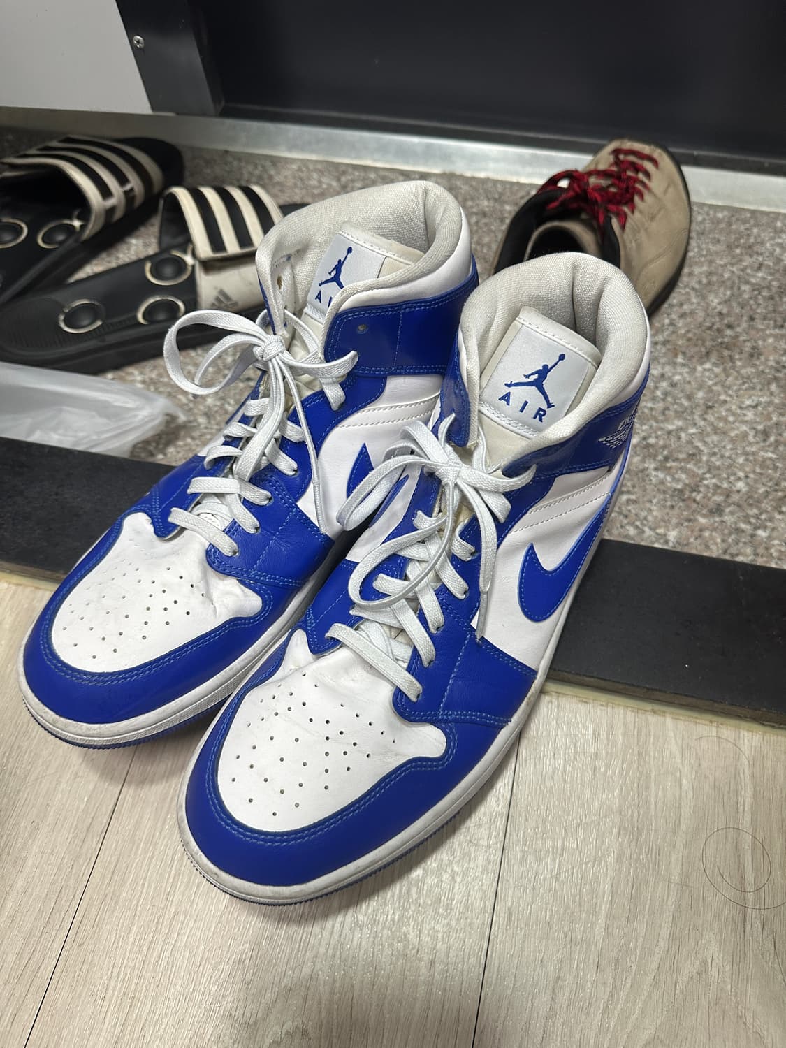 (W) Jordan 1 Mid White Hyper Royal 상품이미지3