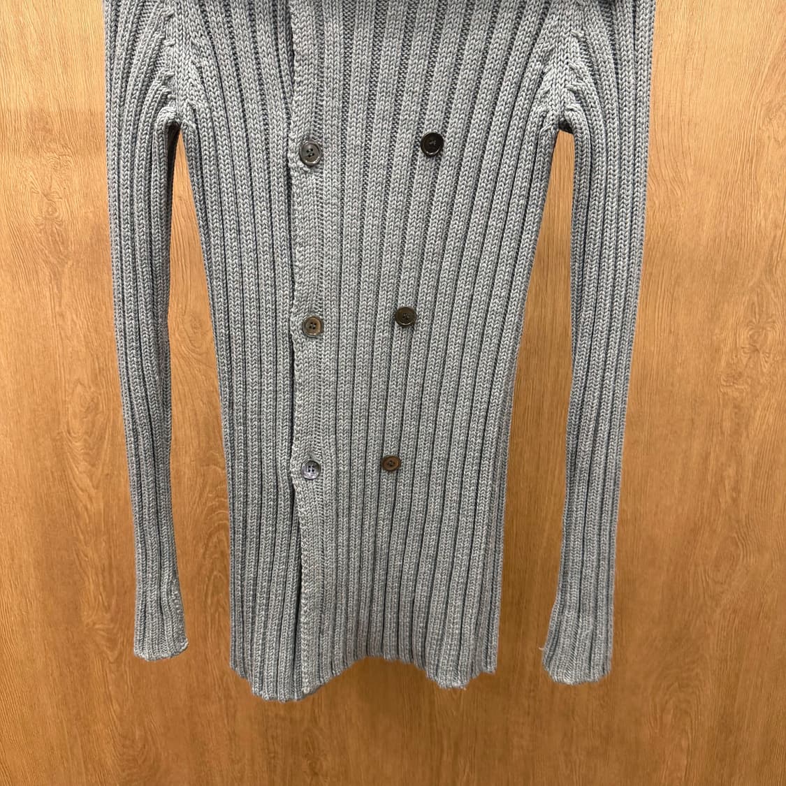 띠어리 골지 니트 가디건 숄 카라 더블 버튼 디테일 슬림핏 그레이 상품이미지5